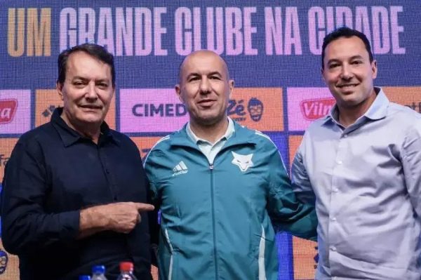 Leonardo Jardim é apresentado pelo Cruzeiro e exalta torcida