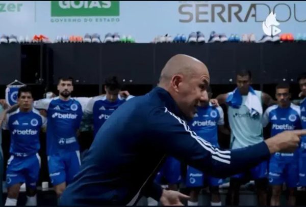 Leonardo Jardim em preleção para os jogadores do Cruzeiro