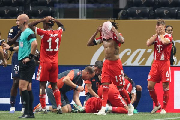 Jogadores do Bayern lamentam leso sofrida por Musiala contra o PSG (foto: ALEX GRIMM/via AFP)