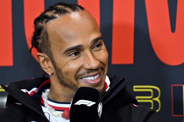 Lewis Hamilton em entrevista (foto: JOHN THYS)