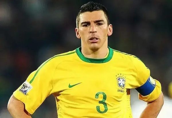 Lúcio, ex-zagueiro e campeão do mundo, é hospitalizado após acidente caseiro