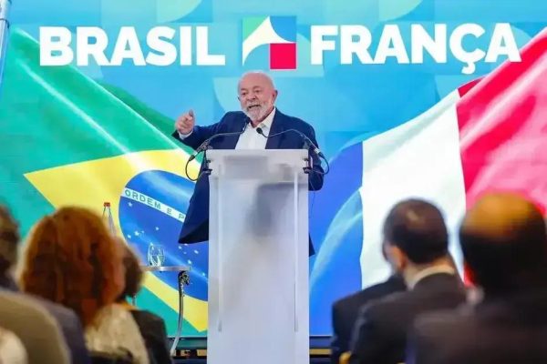 Lula defende sua gestão de viagens internacionais em visita à França