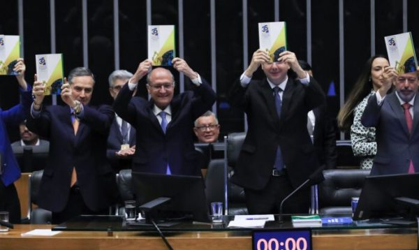 Representantes dos três poderes defendem harmonia institucional