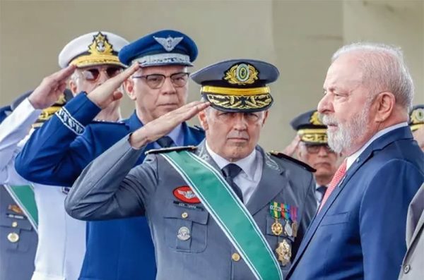 Comandos militares terão foto de comandantes batendo continência a Lula