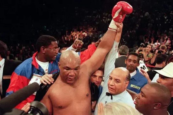 George Foreman no ring após vencer uma luta