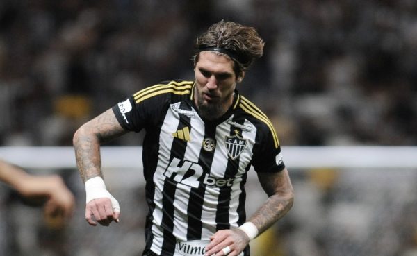 Lyanco em ao pelo Atltico em duelo contra o Fluminense (foto: Alexandre Guzanshe/EM/D.A Press)