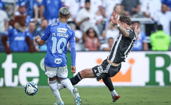 Lyanco tenta cortar posse de Matheus Pereira em clssico entre Atltico e Cruzeiro nos Estados Unidos (foto: Pedro Souza/Atltico)