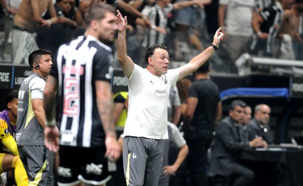 Gabriel Milito orienta o Atltico durante duelo contra o Fluminense, pela Copa Libertadores; Lyanco aparece