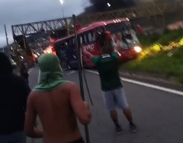 Mancha Verde e Mfia Azul entraram em conflito na Rodovia Ferno Dias, prxima  cidade de Mairipor-SP (foto: Reproduo)