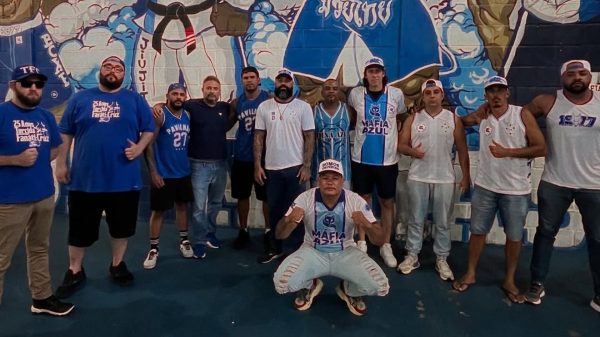 Mattos e Cssio posam com Mfia Azul na sede da torcida organizada do Cruzeiro (foto: Divulgao/Mfia Azul)