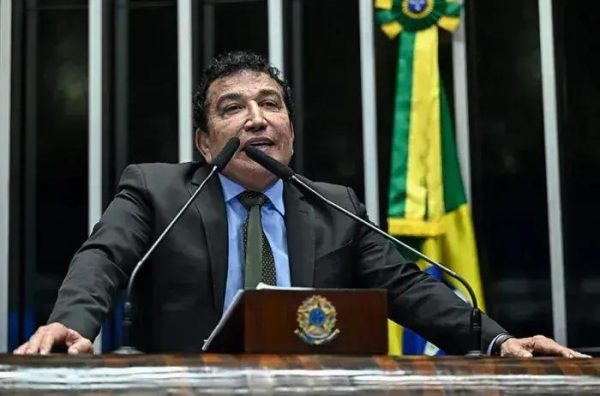 Magno Malta critica convocação de Bolsonaro para depoimento sobre Eduardo
