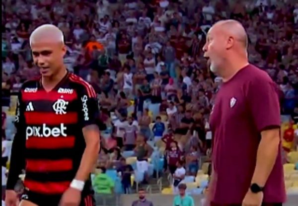 Discusso entre Luiz Arajo e Mano Menezes no Fla-Flu pelo jogo de ida da final do Campeonato Carioca (foto: Reproduo)