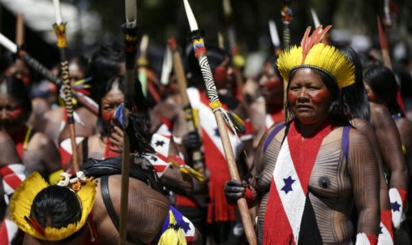 Mulheres indígenas marcham em Brasília contra violência