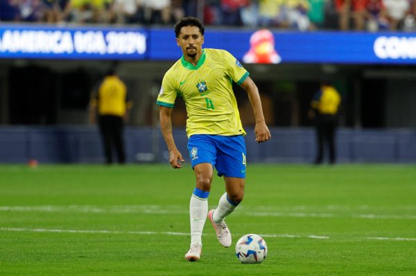 Marquinhos, da Seleo Brasileira, conduz a bola em jogo com a Costa Rica (foto: Kevork Djansezian/AFP)