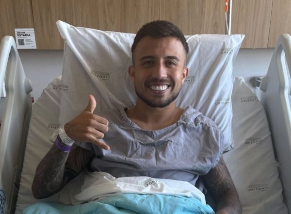 Matheus Henrique, meia do Cruzeiro, no hospital aps cirurgia (foto: Redes sociais/Reproduo)