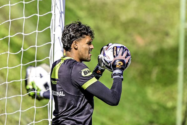 Goleiro Matheus Mendes segura bola durante treino do Amrica (foto: Mouro Panda/Amrica)
