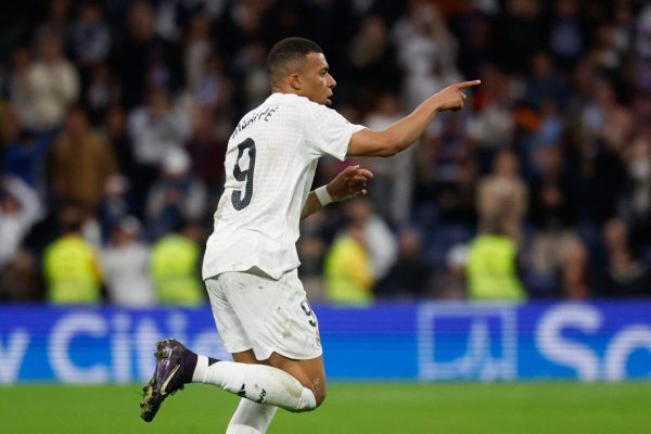 Mbapp corre e aponta ao comemorar gol pelo Real Madrid (foto: Pierre-Philippe Marcou/AFP)