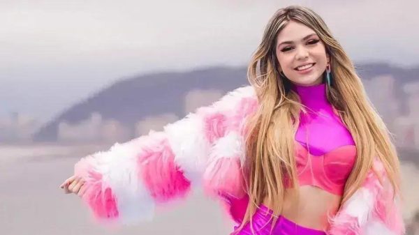 Melody inicia romance com fisiculturista após breve término com estudante