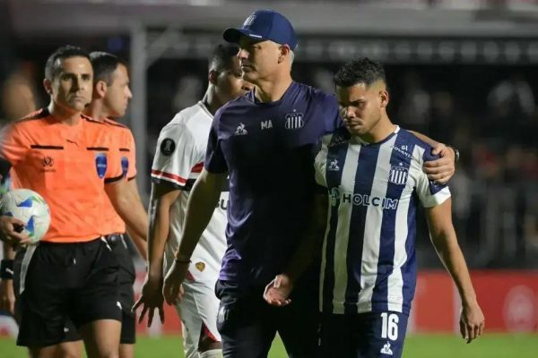 Miguel Navarro relata insulto xenofóbico de Bobadilla durante partida entre Talleres e São Paulo
