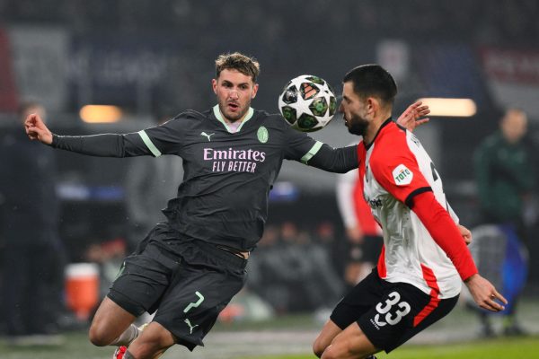 Santiago Gimenez, do Milan, e Hacko, do Feyenoord, disputam bola (foto: JOHN THYS / AFP)