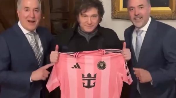 Milei entre os donos do Inter Miami exibindo camisa autografada por Messi (foto: Reproduo de vdeo)