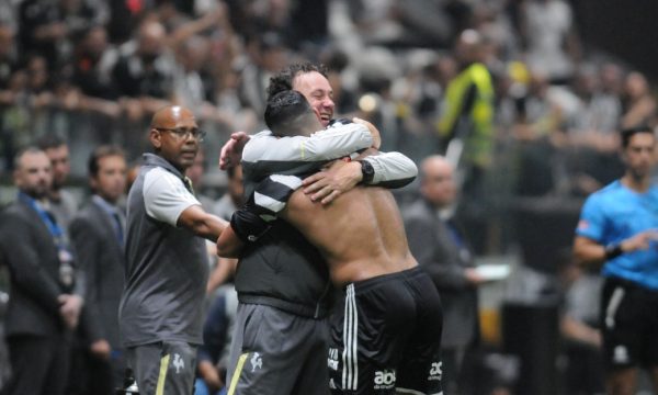 Milito comemora gol com Hulk em Atltico 4 x 0 Caracas (foto: Alexandre Guzanshe/EM/DA.Press)