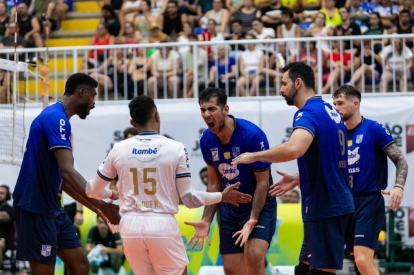 Jogadores do Minas em quadra pela Copa Brasil de Vlei Masculino (foto: MTC/Divulgao)