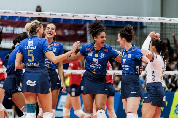 Jogadoras do Minas em quadra (foto: Hedgard Moraes/Minas Tnis Clube)