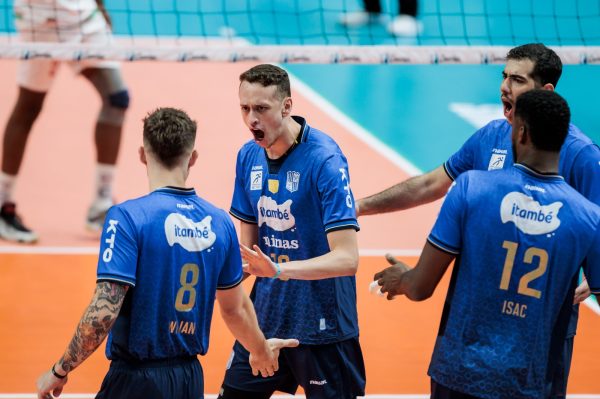 Equipe do Minas em jogo da Superliga Masculina de Vlei (foto: Hedgard Moraes/ MTC)