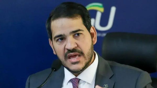 Ministro ironiza Romeu Zema em evento em Mariana e cita Adélia Prado