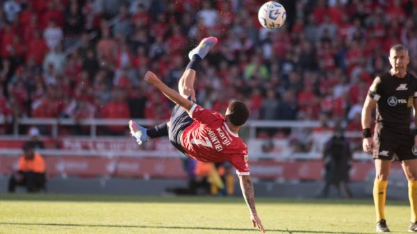 Santiago Montiel marcou golao de bicicleta pelo Independiente (foto: Divulgao/Independiente)