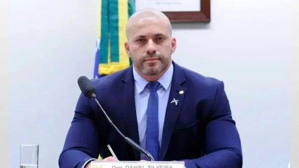 Moraes determina perícia médica para Daniel Silveira antes de cirurgia no joelho