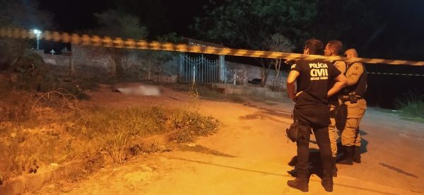 Homem é assassinado na porta de cemitério com barra de ferro em formato de cruz | Vales de Minas Gerais