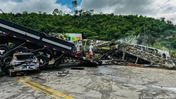 Motorista se entrega após acidente com 41 mortos na BR-116