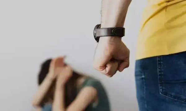 Mulher é agredida por vizinho durante cobrança de dívida em Ipatinga