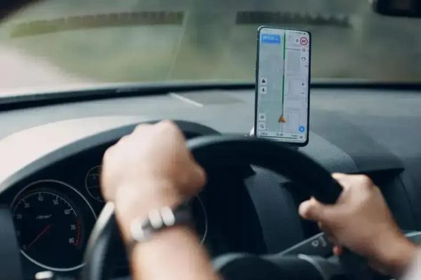 Mulher escapa de roubo se jogando de carro de aplicativo em BH