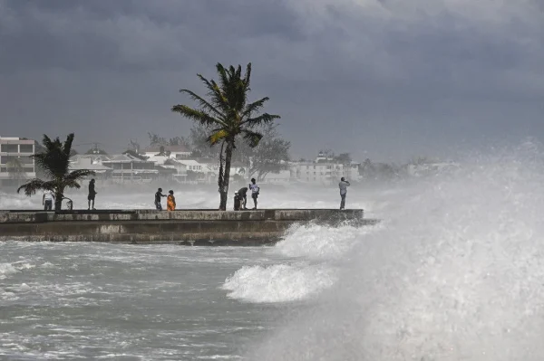 Furacão Beryl, de categoria 5, avança pelo Caribe com ventos de até 270 km/h