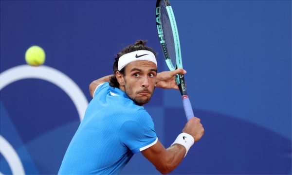 Lucas Musetti em jogo de tnis (foto: Getty Images/Clive Brunskill)