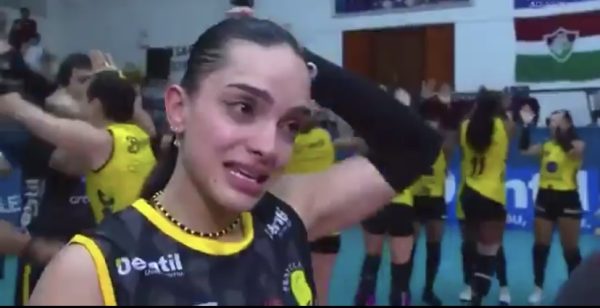 Natinha se emocionou ao ser eleita melhor em quadra (foto: Reproduo/Sportv2)