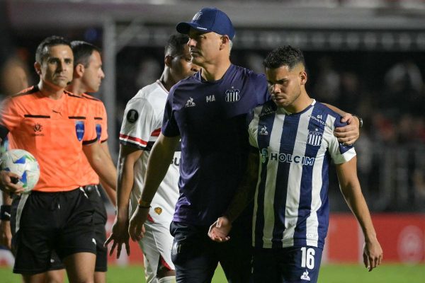 Navarro deixa campo aps derrota do Talleres para o So Paulo (foto: NELSON ALMEIDA/AFP)