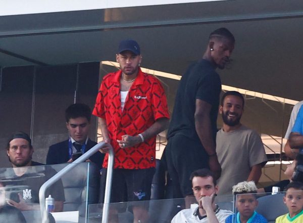 Neymar em p em camarote de jogo do Brasil (foto: Ronald Martinez/AFP)