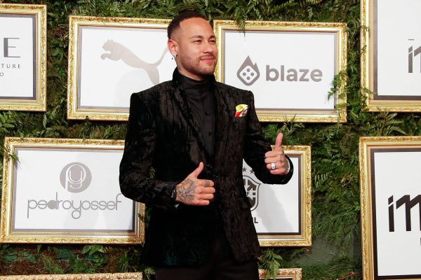Neymar em leilo beneficente do seu instituto, em 2024 (foto: MIGUEL SCHINCARIOL/AFP)