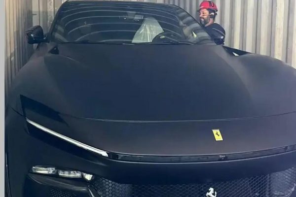Neymar recebe Ferrari Purosangue e três Porsches no porto de Santos