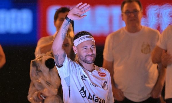 Neymar foi apresentado pelo Santos nesta sexta-feira (31/1) (foto: NELSON ALMEIDA / AFP)