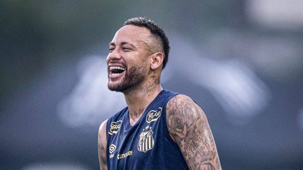 Neymar durante treino do Santos nesta tera-feira (18/2) (foto: Raul Baretta/Santos FC)