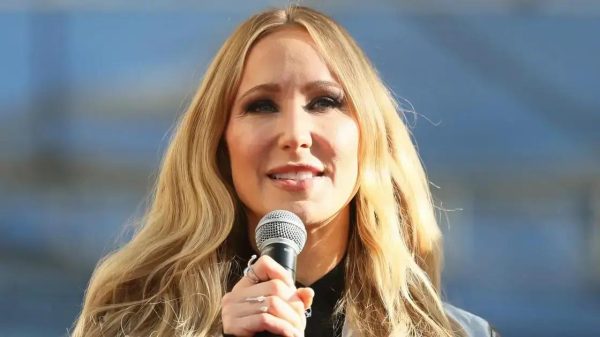 Nikki Glaser: A comediante que irritou Taylor Swift no Globo de Ouro