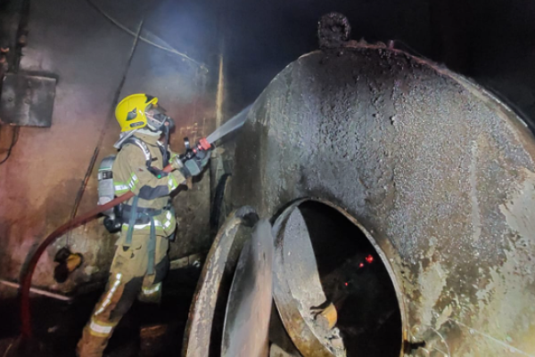 Bombeiros combatem incêndio em motel no bairro Jardim Panorama, em Ipatinga