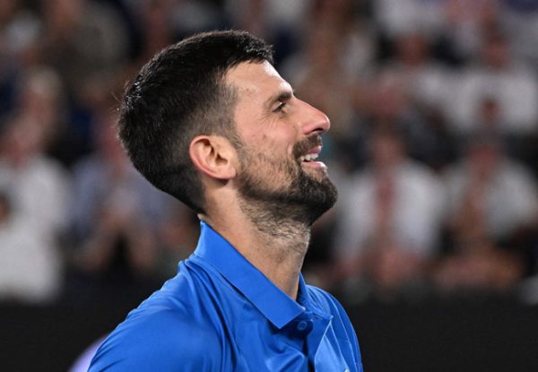 Djokovic comemora vitria sobre Carlos Alcaraz no Australian Open (foto: WILLIAM WEST / AFP)