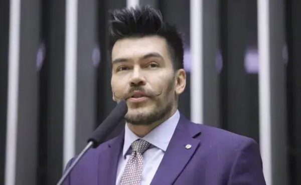 Novo projeto de lei exige rótulos alertando sobre riscos de cosméticos para crianças