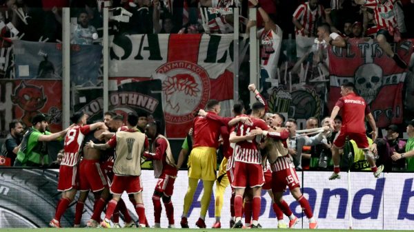 Jogadores do Olympiakos comemorando (foto: Angelos Tzortzinis / AFP)